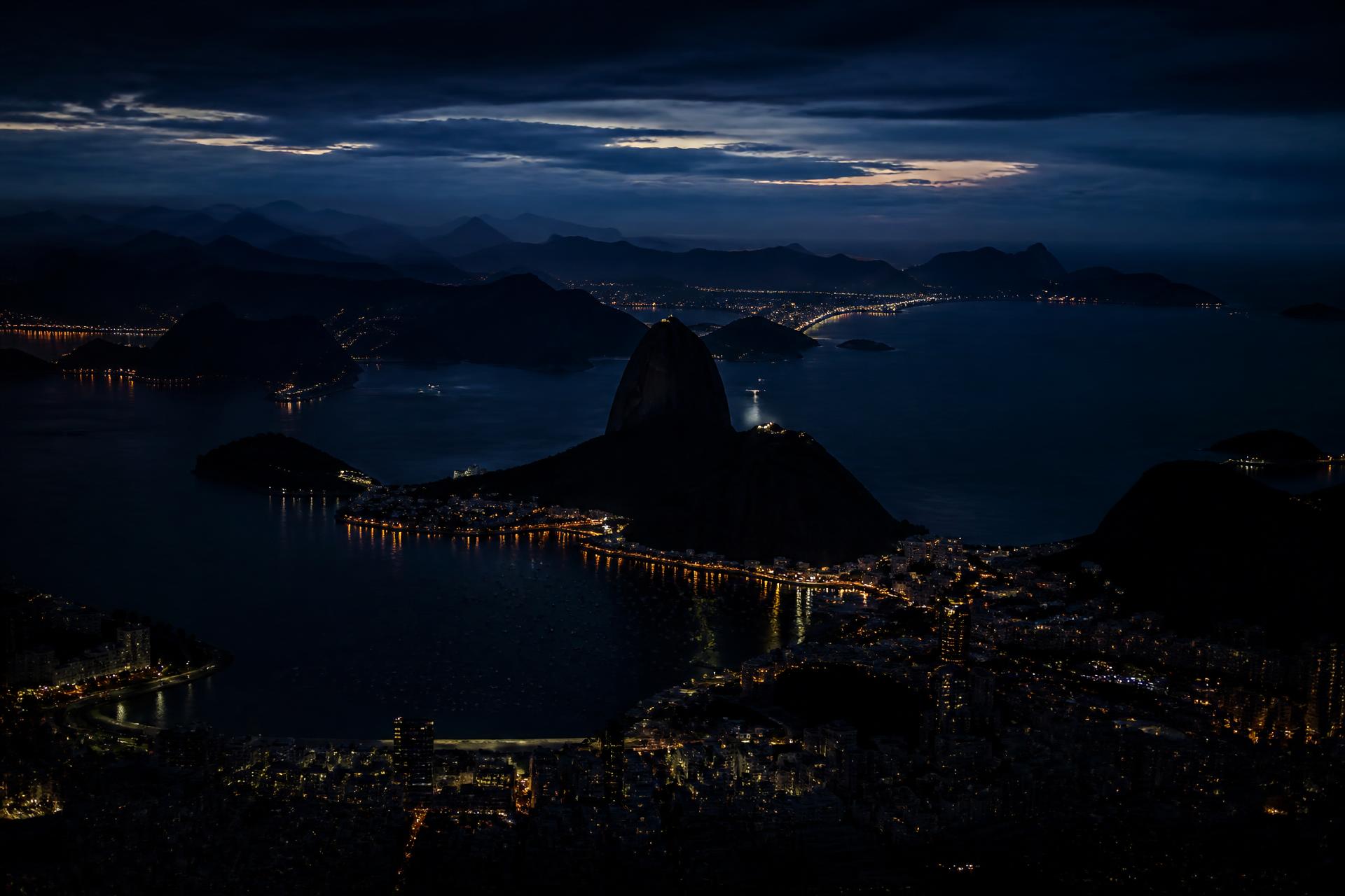 Vista noturna da Baía de Guanabara e do Pão de Açúcar, Rio de Janeiro